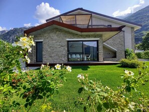 Blume, Himmel, Wolke, Pflanze, Gebäude, Fenster, Pflanzengemeinschaft, Botanik, Natürliche Landschaft, Haus