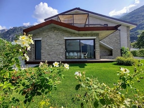 Fleur, Ciel, Nuage, Plante, Bâtiment, Fenêtre, Communauté Des Plantes, Botanique, Paysage Naturel, Maison