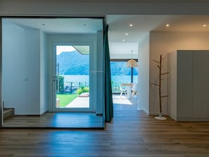 Bâtiment, Meubles, Fenêtre, L'Eau, Bleu Azur, Chaise, Ombre, Bois, Plante