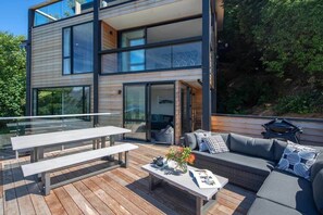 Stunning Deck with Lakefront and Mountain Vistas – Enjoy the serene beauty of Queenstown from this expansive deck, featuring a BBQ and comfortable seating, ideal for soaking in the peaceful lake and mountain surroundings.