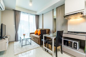 6Av 705 Convenient Surin Condo with pool & gym (111)