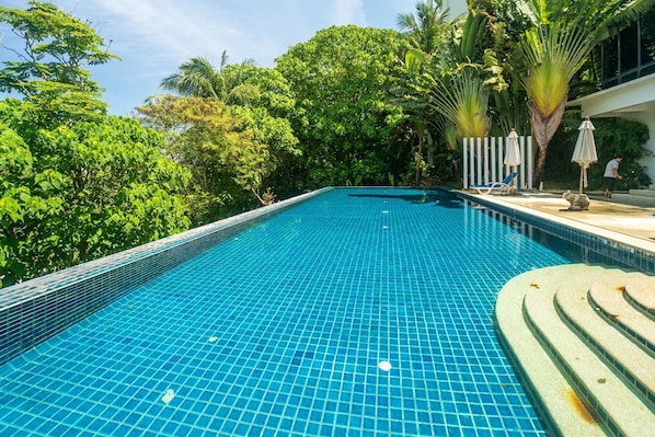 Mountain view apartment in Karon, 650m to beach! (1634)