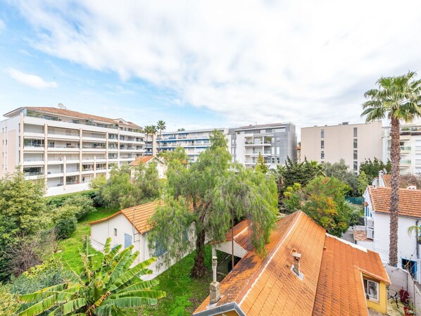 Ciel, Nuage, Bâtiment, Jour, Propriété, Fenêtre, Arbre, Design Urbain, Végétation, Plante