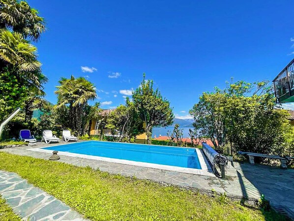 Haus mit 4 m x 8 m großem Pool (mit alter Abdeckung)