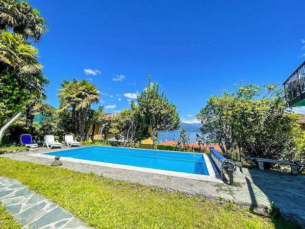 Haus mit 4 m x 8 m großem Pool (mit alter Abdeckung)