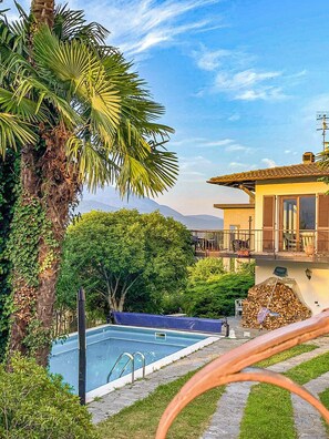 Teilansicht des Hauses mit Pool (mit alter Abdeckung)