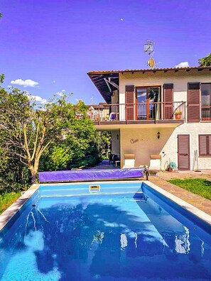 Teilansicht des Hauses mit Pool (mit alter Abdeckung)