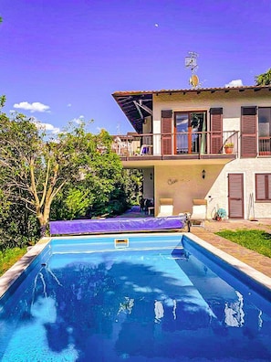 Teilansicht des Hauses mit Pool (mit alter Abdeckung)