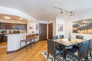 1.03-telluride-centrum-304-dining-room-kitchen