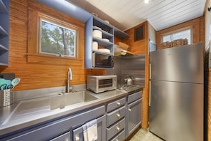 RENOVATED KITCHEN, NEW FRIDGE W/ICE MAKER