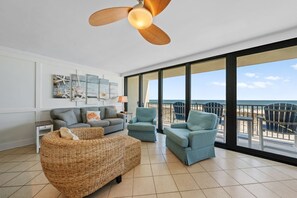 2 Island Winds 280 Living Room