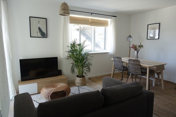 Light, open plan living space to relax in after a day of exploring.
