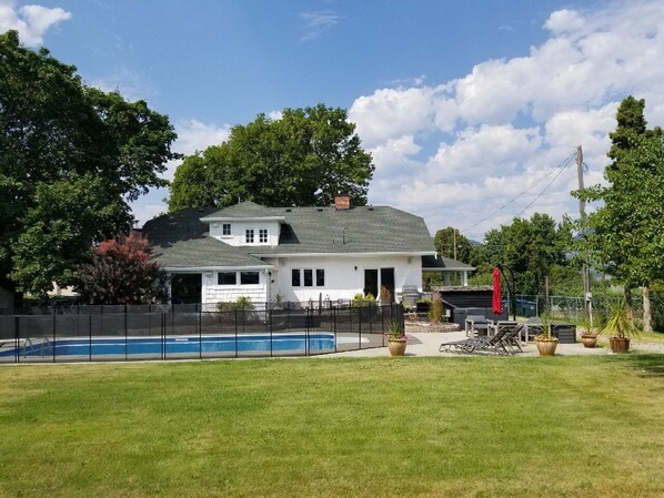 Beautiful, spacious and private backyard