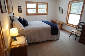 Master Bedroom with Queen Bed.