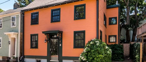 Historic single family in heart of Newburyport.
