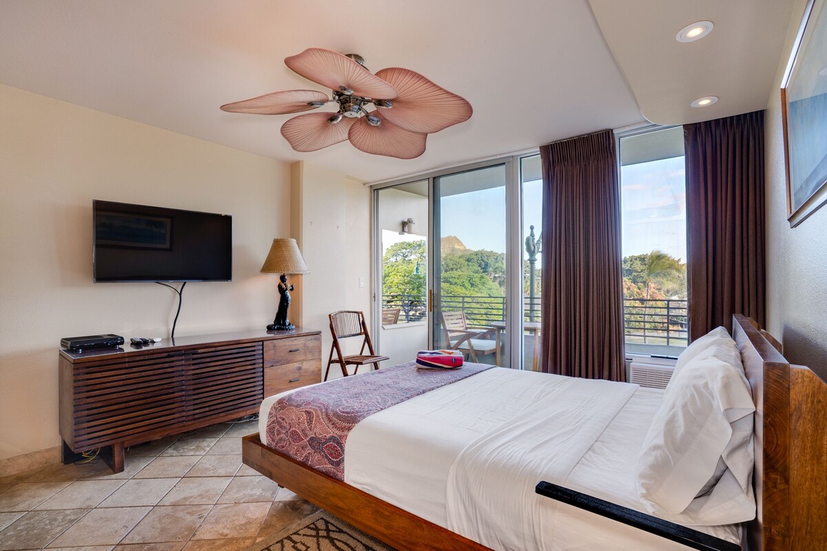 Come home to 311 and feel the warmth of the tans and browns of the decor.