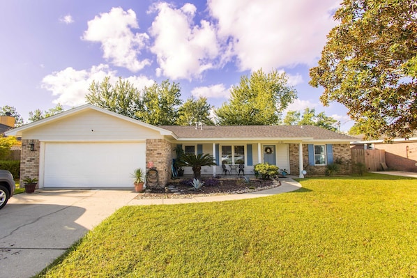 Entire house with 3 bedroms, a game room and a large yard, perfect for families