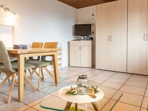 Möbel, Cabinetry, Holz, Tabelle, Interior Design, Flooring, Fussboden, Hartholz, Gebäude, Grundeigentum