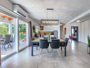 Möbel, Tabelle, Pflanze, Stuhl, Zimmerpflanze, Bilderrahmen, Holz, Interior Design, Fussboden, Wohnzimmer