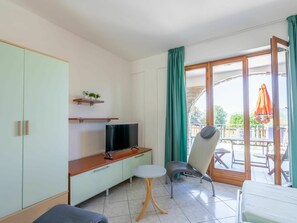 Meubles, Bâtiment, Chaise, Bois, Design Intérieur, Sol, Confort, Sol, Ombre, Salon