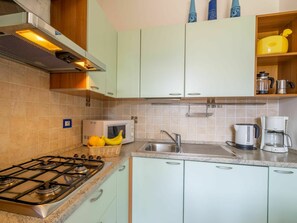 Cabinetry, Spüle, Countertop, Eigentum, Sinken, Zapfhahn, Herd, Gebäude, Küche, Küchengerät