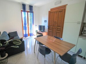 Tabelle, Möbel, Eigentum, Cabinetry, Komfort, Holz, Interior Design, Wohnzimmer, Gebäude, Tür