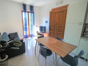 Tabelle, Möbel, Eigentum, Cabinetry, Komfort, Holz, Interior Design, Wohnzimmer, Gebäude, Tür