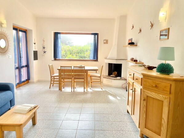 Möbel, Eigentum, Tabelle, Zimmerpflanze, Holz, Cabinetry, Interior Design, Fussboden, Flooring, Fenster