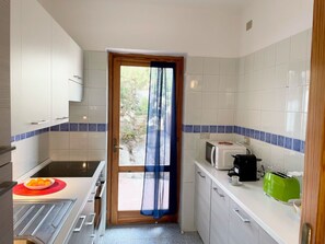 Cabinetry, Gebäude, Holz, Fussboden, Countertop, Flooring, Schublade, Haushaltsgerät, Küche