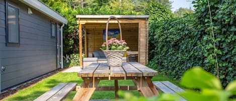 Plante, Propriété, Arbre, Bâtiment, Ciel, Bois, Ombre, Herbe, Fleur, Chalet