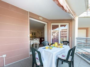 Table, Furniture, Chair, Wood, Interior Design, Tablecloth, Flooring, Floor, Tableware, Building