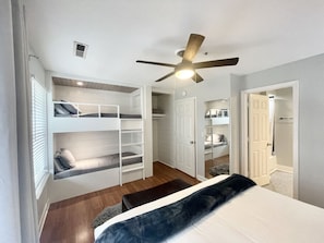 Plush king size bed & twin bunk beds, with en suite bathroom.