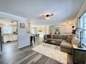 Open Concept 1 Floor Living w/ Dining Room and Eat-In High Top Kitchen Bar