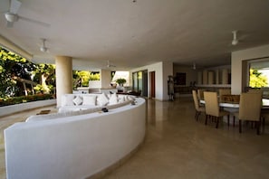 4 Bedroom, 4 bath Luxury Condo Sleeps 10 Acapulco, Guerrero, Mexico
