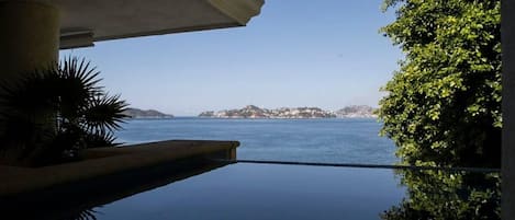 4 Bedroom, 4 bath Luxury Condo Sleeps 10 Acapulco, Guerrero, Mexico