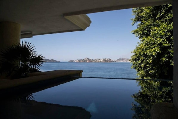 4 Bedroom, 4 bath Luxury Condo Sleeps 10 Acapulco, Guerrero, Mexico