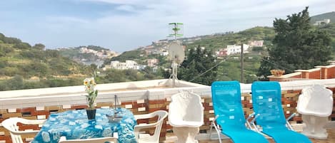 Terrazza vista mare con barbecue, sdraio ed ombrellone