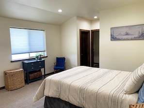 Master Bedroom (Queen)