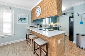 Kitchen is fully equipped to prepare meals.