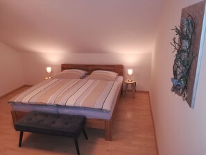 Ferienwohnung im Dachgeschoss, 1 Schlafraum, max. 2 Personen-Dachgeschoss - Schlafzimmer mit Doppelbett