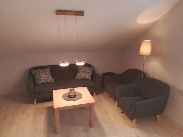 Ferienwohnung im Dachgeschoss, 1 Schlafraum, max. 2 Personen-Dachgeschoss - Wohnzimmer