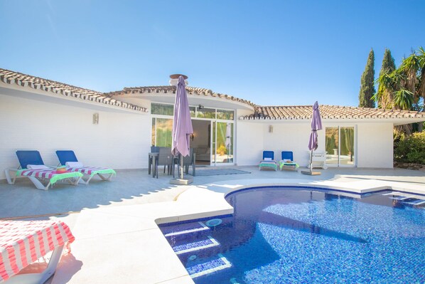 Lovely villa with pool