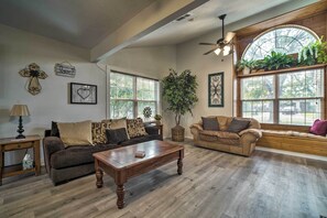 Living Room | Free WiFi | Sleeper Sofa