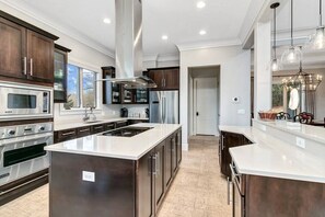 Fully-equipped modern kitchen has everything you need to prepare delicious, home-cooked meals for family and friends!