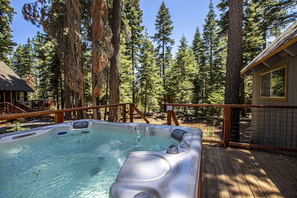 Peaceful Pines Exterior Deck Hot Tub - Peaceful Pines Exterior Deck Hot Tub