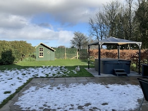 Hot tub and playhouse in the private garden. Hot tub perfect in the snow!
