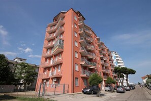 Außenansicht des Gebäudes. Das Gebäude nur 50 Meter vom Strand