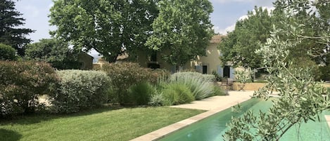 location mas provençal avec piscine