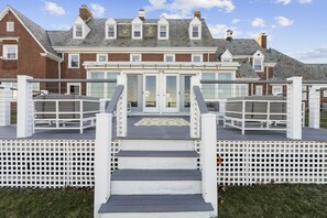 Patio deck w/ outdoor seating