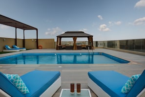 Piscina no piso superior